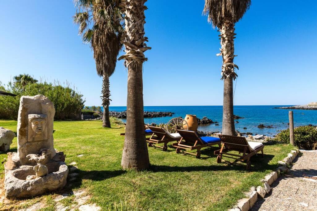 Villa Proto Helidoni - A Cozy Beachfront Villa Petres  Exterior photo